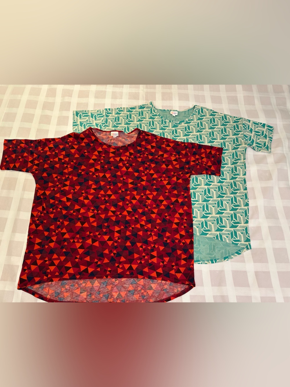❤️🖤🤍💚Bundle of 2 LuLaRoe Multicolor Geometric Short Sleeve Tops, 2XL, preloved